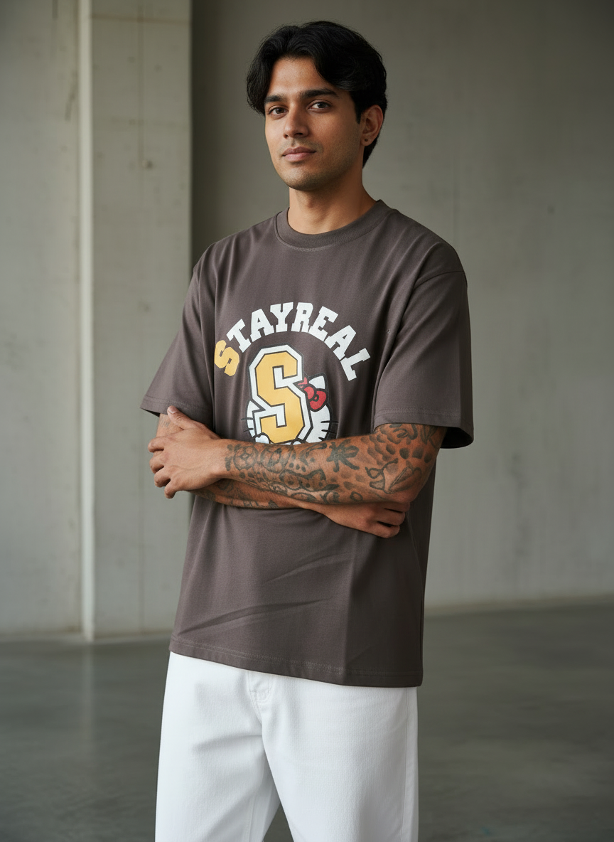 Kitten with S Oversized Brown T-Shirt