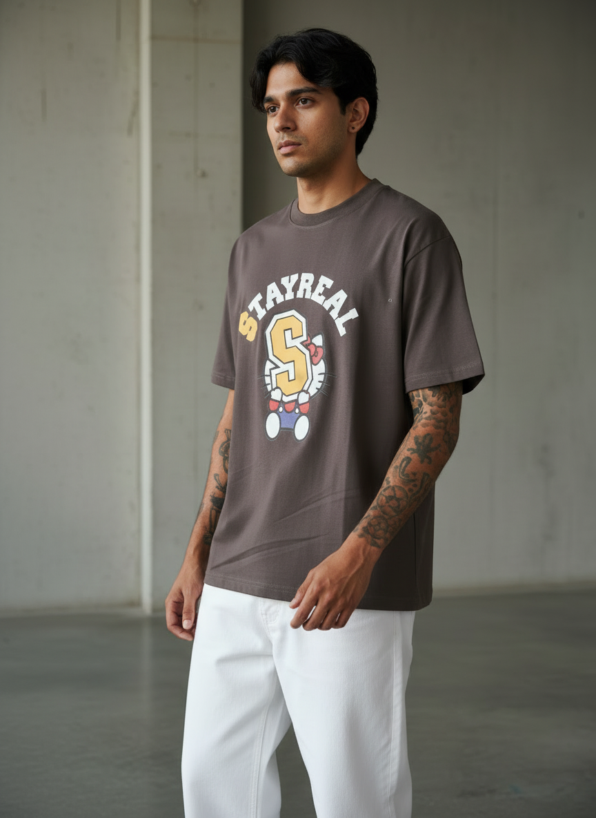 Kitten with S Oversized Brown T-Shirt