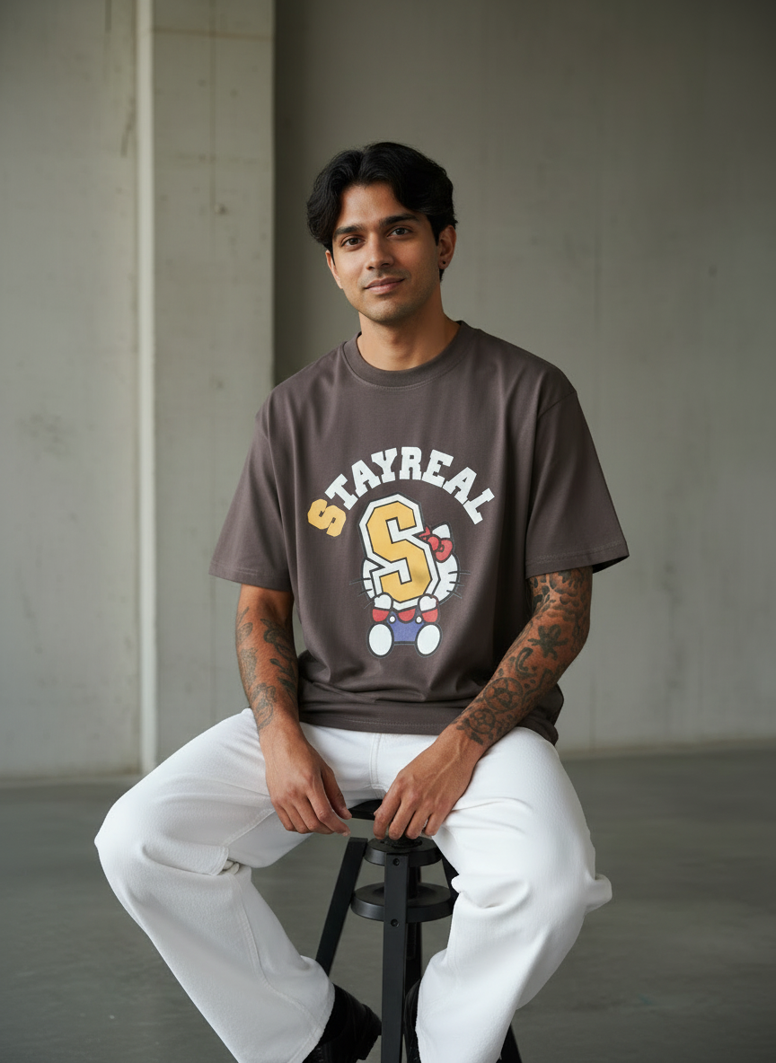 Kitten with S Oversized Brown T-Shirt